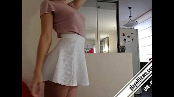 スカートの後ろは何だと思いますか？フルビデオはplaywithcam.comに来る