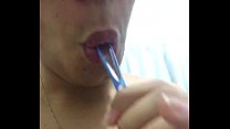 Ami du wpp enfiler la brosse à dents dans le cul et se masturber