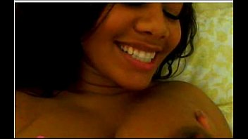 Trini Mädchen saugt ihre eigenen Brüste