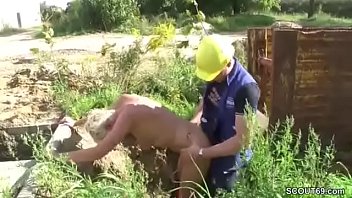 Мама трахает строителя, когда старик на работе