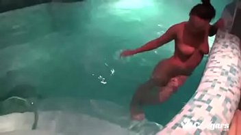 Horny femme suce son homme dans la piscine
