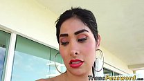 Transexual atractiva Taiira Navarrete rellena su culo apretado