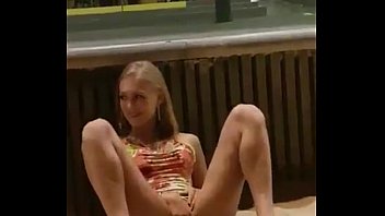 Сексуальная тинка-блондинка трахает пальцами на общественном пляже