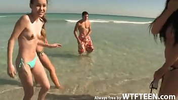 Garotas sensuais estão se divertindo na praia, sempre de graça por WTFteen.com