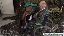 Amputierte fickt Brünette Teen Reiten Rollstuhlfahrer-hi-1