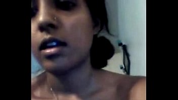 La figa bagnata gocciola il succo sessuale sulla masturbazione con dildo - Video porno indiani