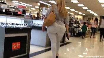 Откровенные - милфа-латина в белых джинсах гуляет по торговому центру
