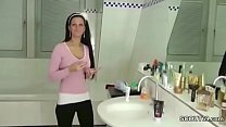 ドイツの義理の妹がバスルームで捕まり、手コキを手伝う