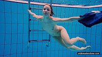 Teen girl Avenna sta nuotando in piscina