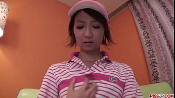 Die sportliche Japanerin Miriya Hazuki schiebt sich Spielzeug in die Fotze