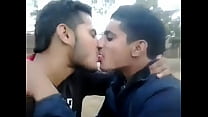 pubblico indiano bacio ragazzi profondi gay nel labbro