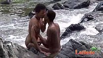 Sexy Latinos se déshabillent et vont se baigner