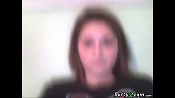 Une teen à gros seins se masturbe devant la webcam
