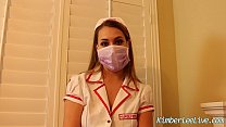 Krankenschwester Kimber Lee gibt Handjob in ihren lila Latexhandschuhen!