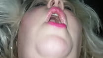 Fat BBW Chubby Slut a un orgasme tremblotant frissonnant pendant un gangbang