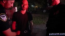 裸の警官ストリップ男性と警察の熱いゲイのセックスパーティー警察をファック