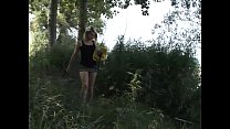 Молодая проститутка в парке