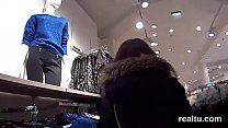Garota checa estelar fica tentada no shopping e transa com pov