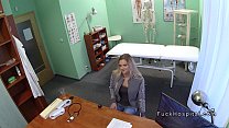 Natürlicher blonder Patient fickt Doktor in seinem Büro