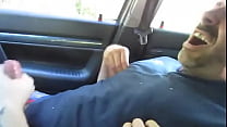 Aiutando la mano in macchina