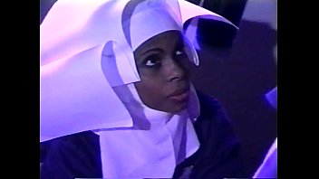 Junge schwarze Nonne