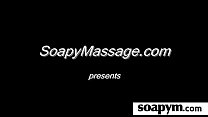 Massaggiatrice mostra il suo corpo INCREDIBILE in un massaggio caldo e saponoso