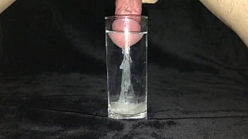 Эякуляция в стакане воды 2
