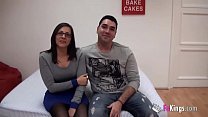 若いスペイン人のカップルは彼らの親密さを売り払い、初めてカメラのために性交する