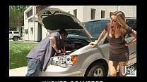 見事な金髪の英国の熟女ターニャ・テイトは彼女の自動車整備士とセックスします