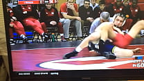 Blue Wrestler schiebt seinen Schwanz auf den Arsch des roten Wrestlers