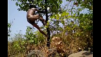 Village boy desnudo safar en el bosque jugar con tree's