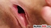 Amanda Vamp un'infermiera sexy che mostra la sua brutta figa pelosa