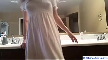 Garota com webcam montando um dildo rosa no balcão do banheiro - KellysCams.com