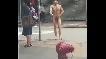 人前で歩く裸の男