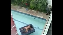 Hardsex sur la piscine