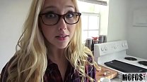 Blonde amateur espionnée par une vidéo webcam avec Samantha Rone - Mofos.com