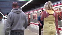Stella Fox é fodida em um trem de metrô por 2 caras com paus grandes