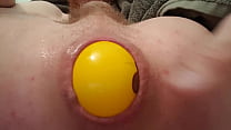 Я играю с 3-дюймовым желтым мячом в заднице ...