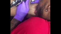Tatuadora cachonda multitarea chupando los pezones de un cliente