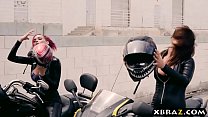 Chicas motociclistas emo folladas por dos matones en su casa club