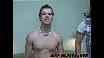 Vidéo de garçons sexy gais avec nue Sous son t-shirt, il était très