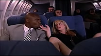 2 chicas y 1 hombre en un avión