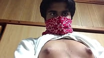 Indiano gay mostrando seu estômago quente