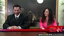 Brazzers - Gros seins au travail - scène Fuck The News avec Ariella Ferrera, Nikki Sexx et John Str