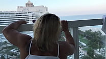 Enfoncer sur notre balcon d'hôtel à Miami