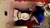 Gays pisse dans le cul video Déchargement dans le bol de toilette
