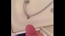 Éjaculation dans la salle de bain