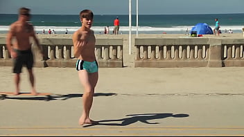 Twink tanzen am Strand mit Tacho Ausbuchtung