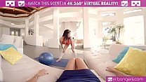 VRBangers.com Latina mit dicken Titten neckt und masturbiert beim Yoga