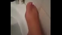 Девушка показывает свое сексуальное тело в ванной